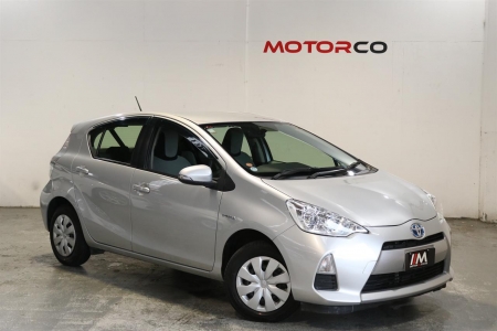 Image of a Silver used Toyota Aqua 2015 stock number 31301