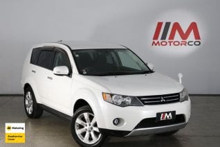 Image of a Pearl used Mitsubishi Outlander stock #32739 2011 stock number 32739