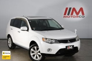Image of a White used Mitsubishi Outlander stock #32760 2010 stock number 32760