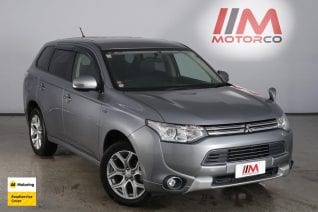 Image of a Grey used Mitsubishi Outlander stock #32328 2014 stock number 32328