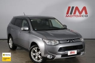 Image of a Grey used Mitsubishi Outlander stock #32758 2012 stock number 32758